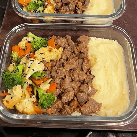 Carne con puré y vegetales