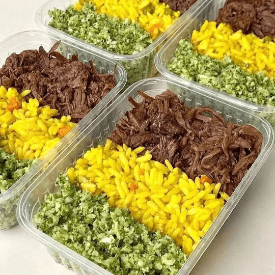 Arroz amarillo con carne deshebrada